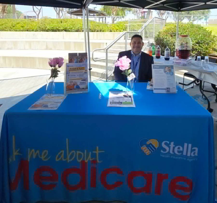 Fred Muñoz at a community Medicare event